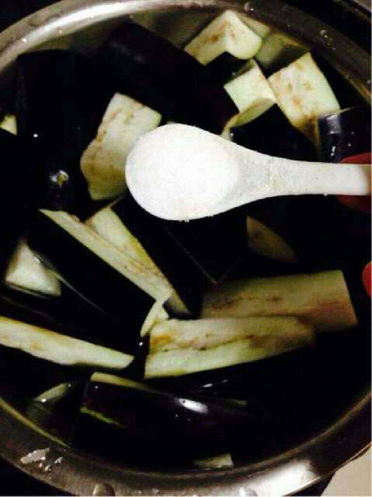 茄子肉末~宴菜,准备一个盆装些水,把切好的茄子泡泡,加2大勺盐,【拿水泡过的茄子在炸时不会吸进去太多油】