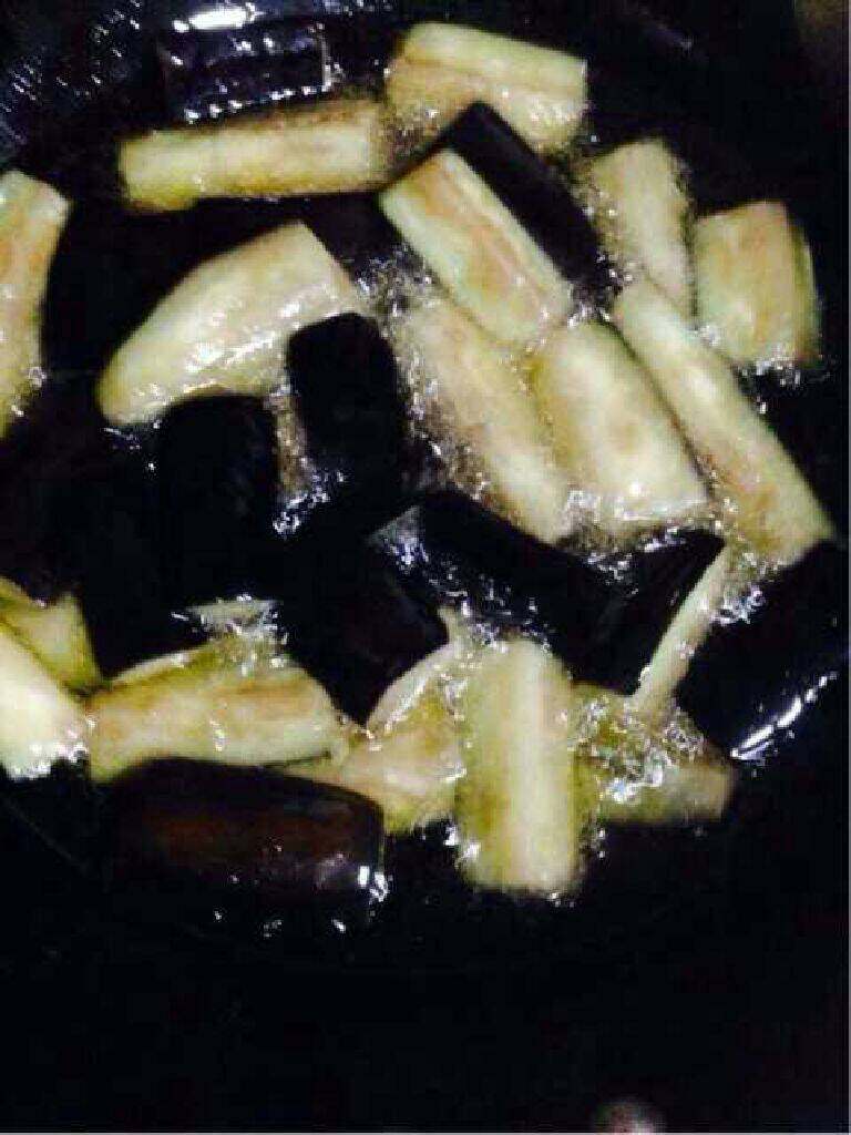 茄子肉末~宴菜,热锅倒多一点油,放泡好的茄子小火慢慢炸