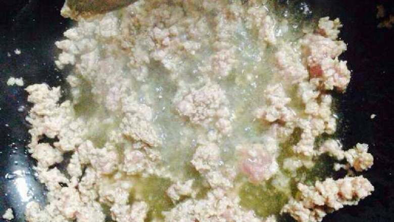 茄子肉末~宴菜,开始炸肉末发白捞出,