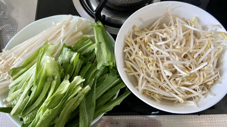 金汤鱼,绿豆芽洗净，金针菇去根洗净，油麦菜择好洗净掰成段