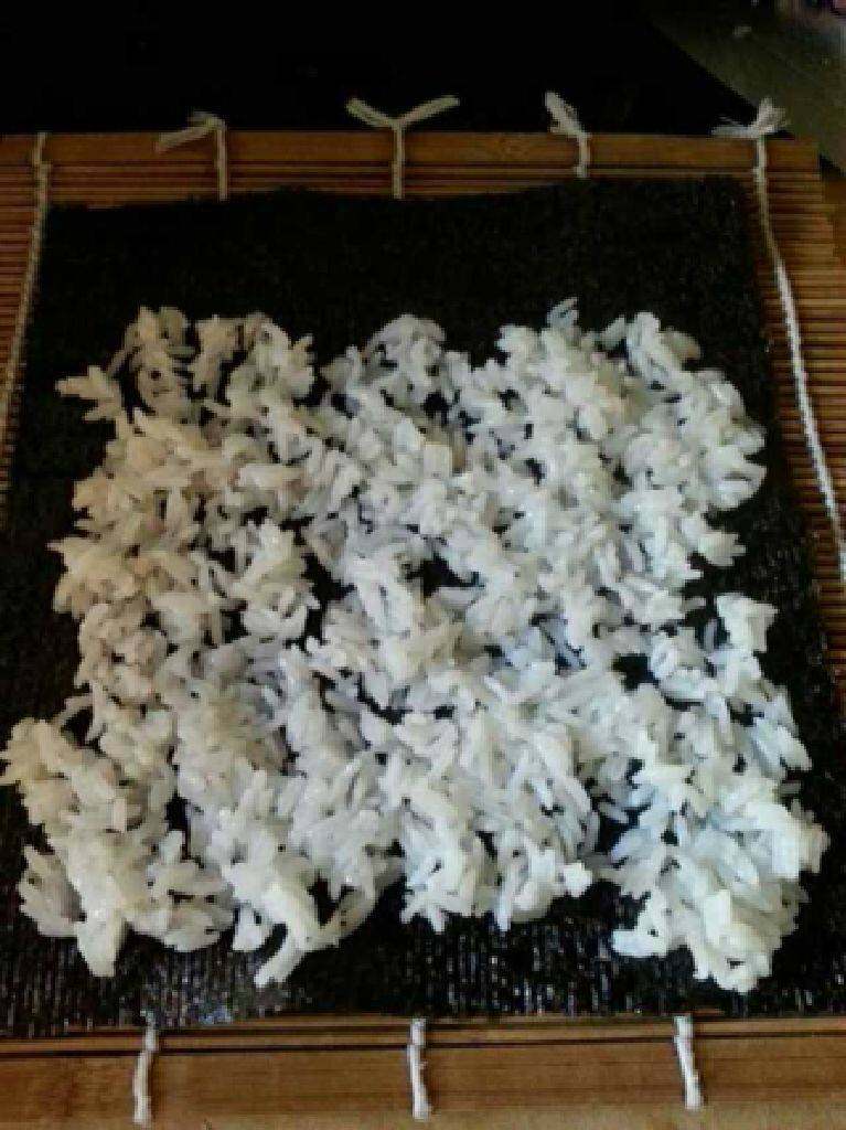 普通寿司,把<a style='color:red;display:inline-block;' href='/shicai/ 273'>紫菜</a>放在卷帘上铺一层米饭  再放入青瓜火腿鸡蛋  卷起来   