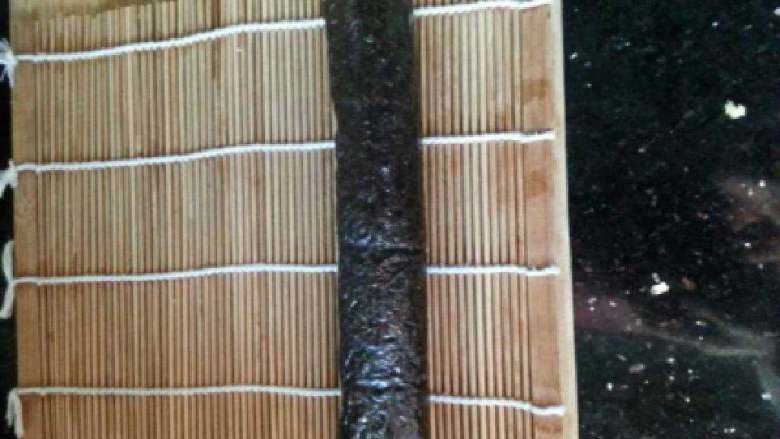 普通寿司,把饭团卷紧  切卷