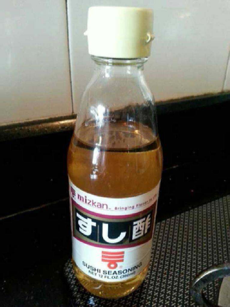 普通寿司,<a style='color:red;display:inline-block;' href='/shicai/ 507'>米饭</a>煮熟   倒入<a style='color:red;display:inline-block;' href='/shicai/ 4734'>寿司醋</a>搅拌均匀