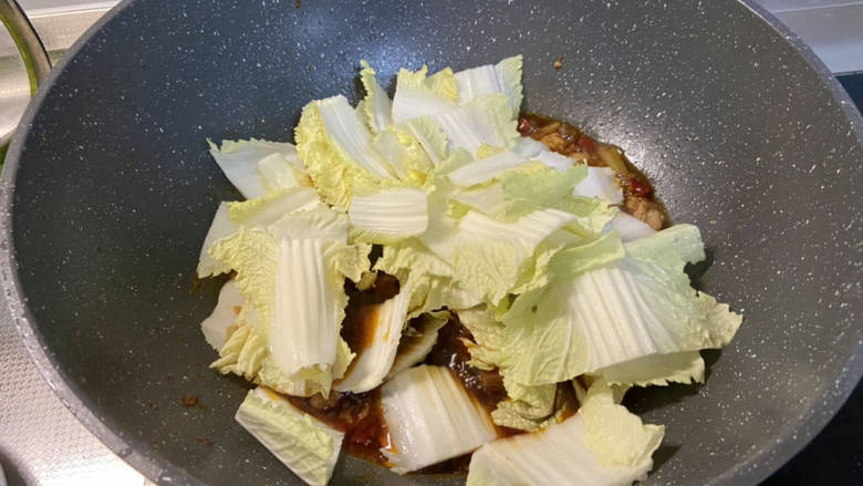 五花肉炖白菜➕五花肉炖白菜粉条,加入白菜梗,翻炒均匀,加盖小火炖煮3分钟