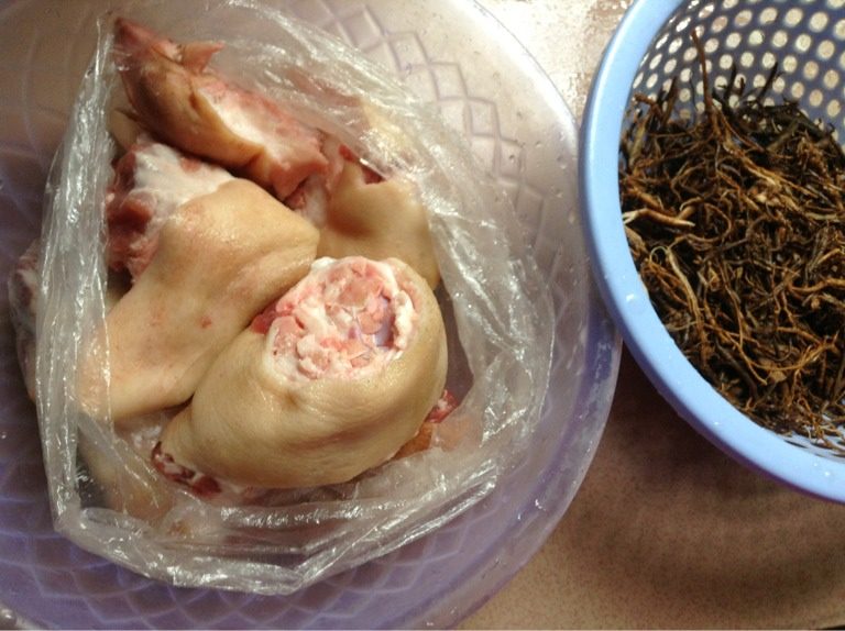 五加皮炖猪蹄,准备食材