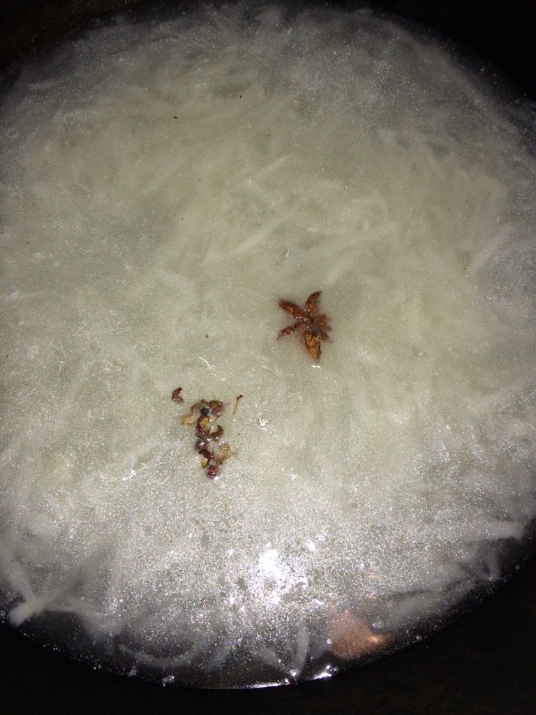 萝卜牛丸汤,锅中放少许油加热,炒萝卜丝,五分熟,去除辣气,添适量水,加八角后,大火烧