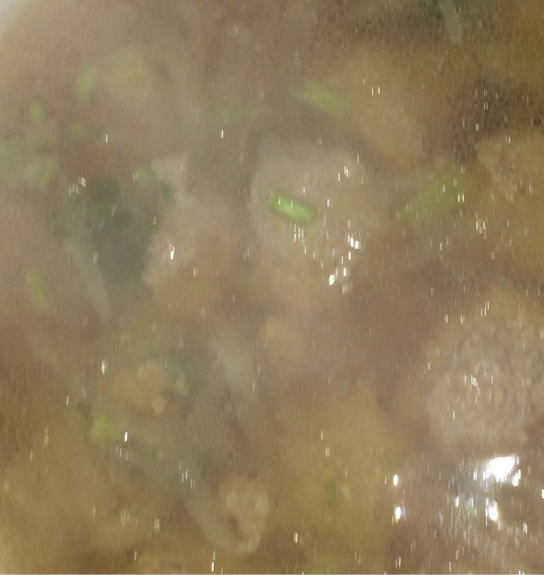 萝卜牛丸汤,煮至八分开的时候,改小火。用一个大汤匙舀调好的肉馅,滚圆,轻轻放在锅边热汤里,适时搅拌一下锅里的菜,使丸子受热均匀,直至丸子全部做完