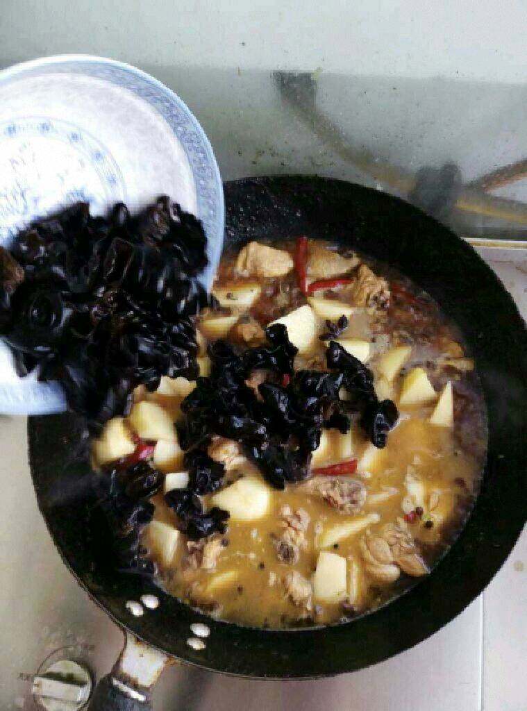 自制【大盘鸡】,在倒入<a style='color:red;display:inline-block;' href='/shicai/ 233'>木耳</a>。