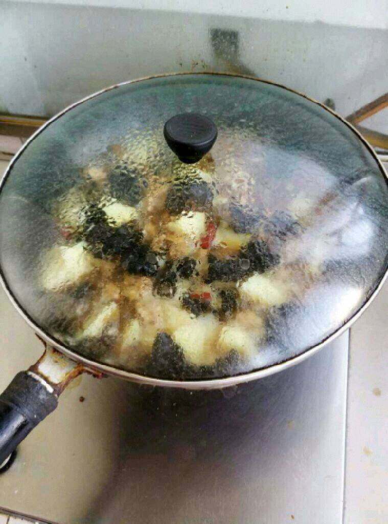 自制【大盘鸡】,盖上盖子闷煮几分钟。