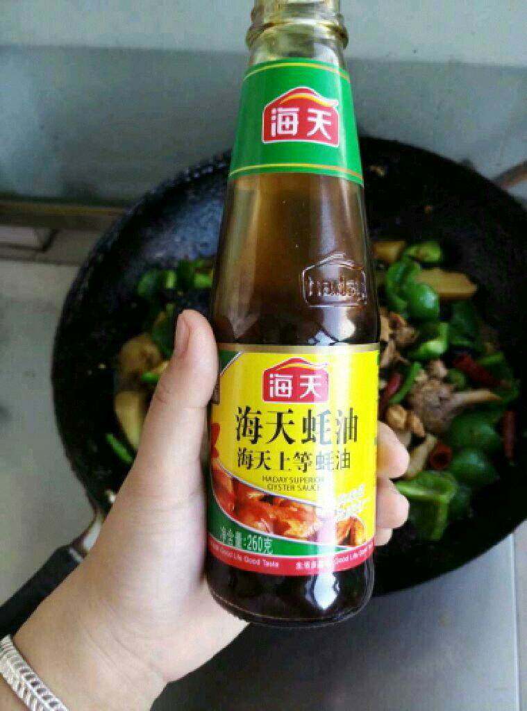自制【大盘鸡】,在加入适量蚝油。