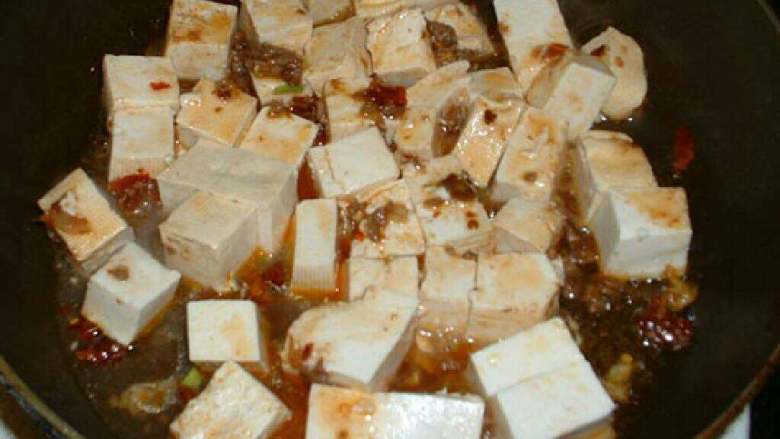 四川～麻婆豆腐,加入切成小块的<a style='color:red;display:inline-block;' href='/shicai/ 465'>豆腐</a>。改小火，煮沸。