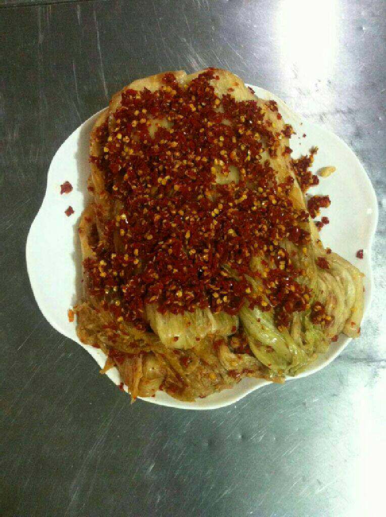 辣白菜,将拌好的原料均匀的涂抹在每一片白菜上,放冰箱冷藏一天即可!(涂抹白菜前先将腌好的白菜用清水冲洗一下)