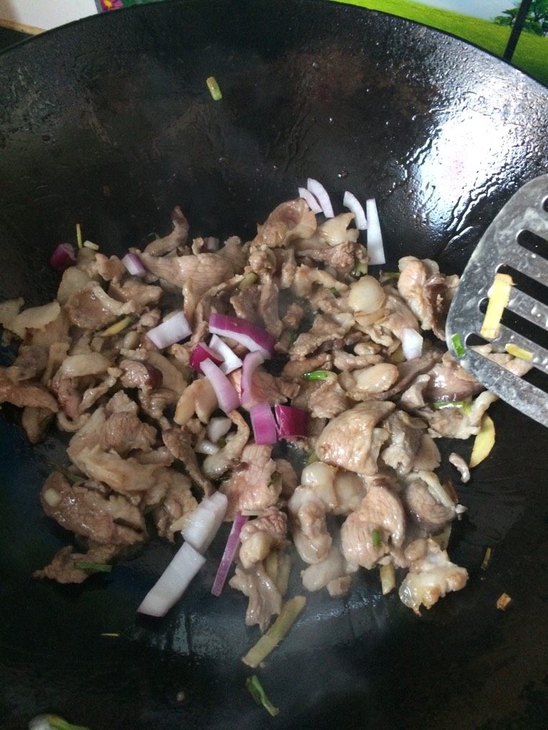 羊肉炒小白菜,如图翻炒,炒出肥肉中的油脂后下少许洋葱碎,去除羊肉膻味