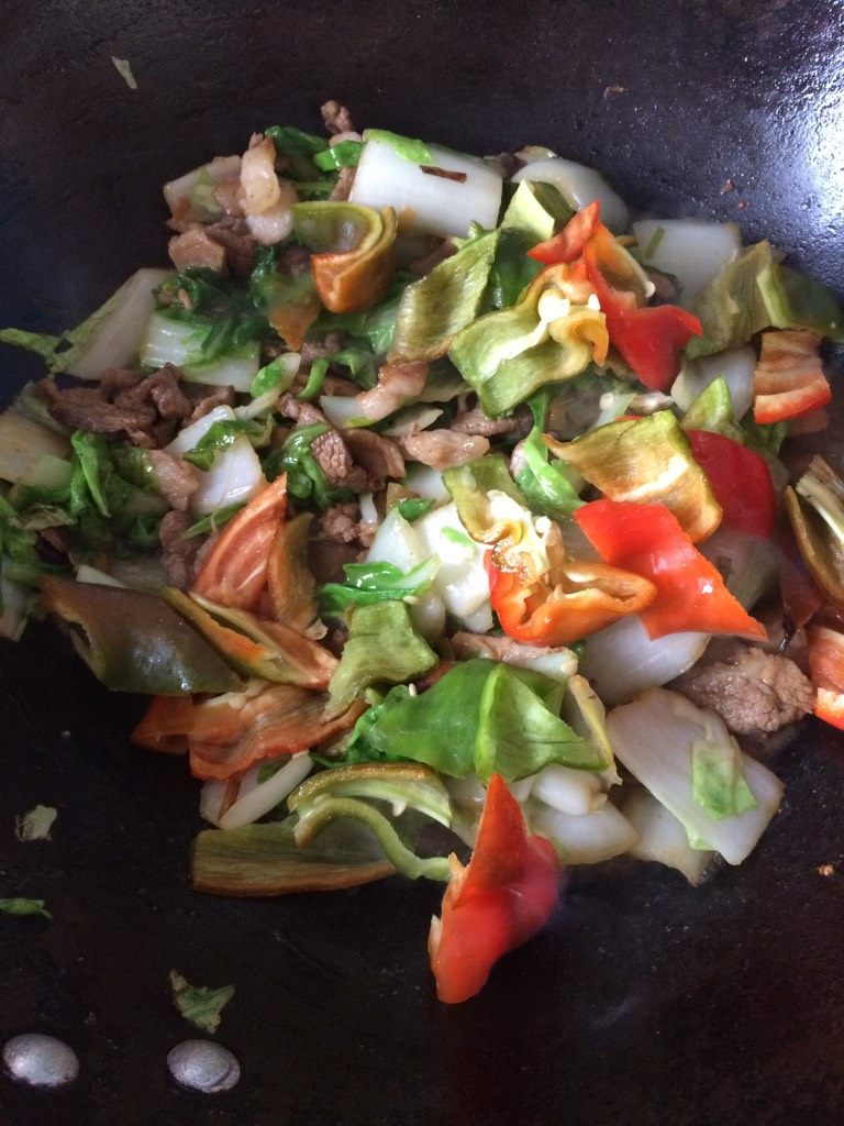 羊肉炒小白菜,如图待小白菜炒熟后下入菜椒块,翻炒