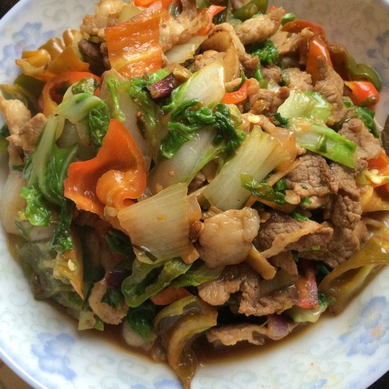 羊肉炒小白菜,如图加盐,白糖几滴香油,点点白醋,翻炒均匀即可出锅