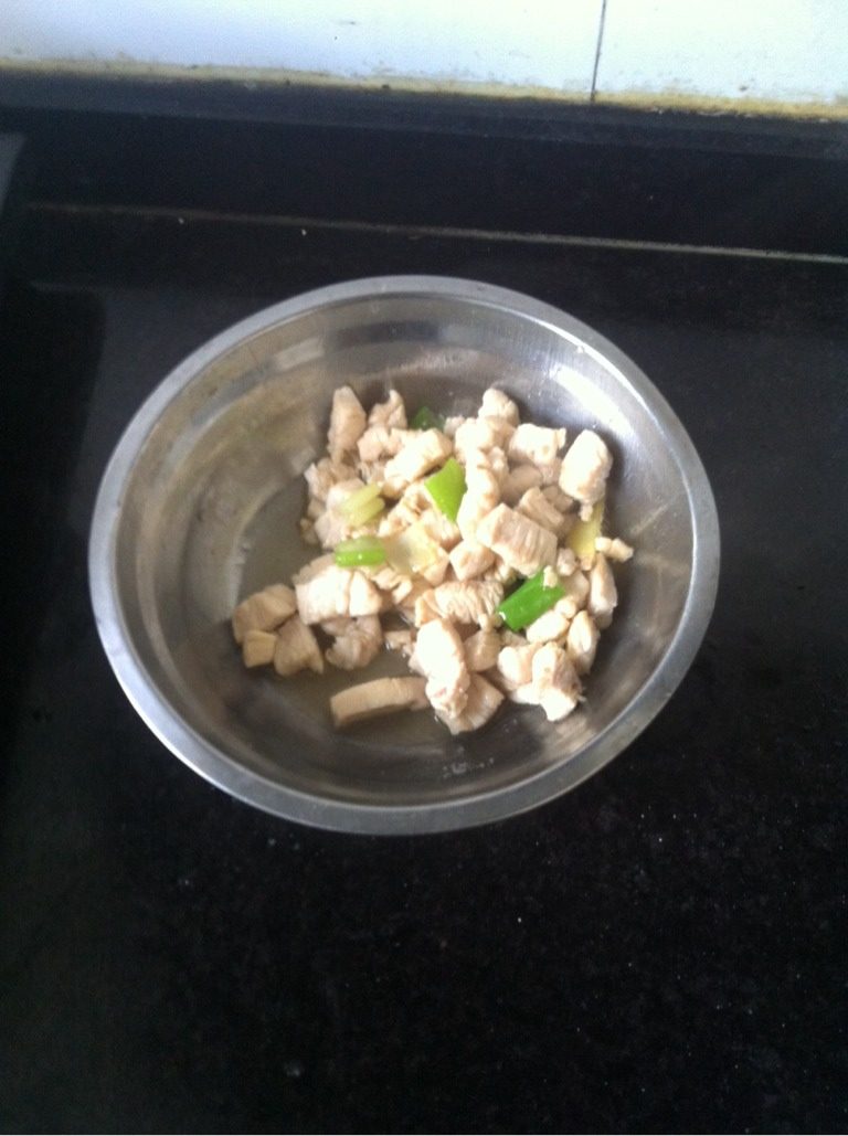 咖喱鸡饭,炒锅至火上,葱姜呛锅,下鸡丁,炒至发白,盛出备用