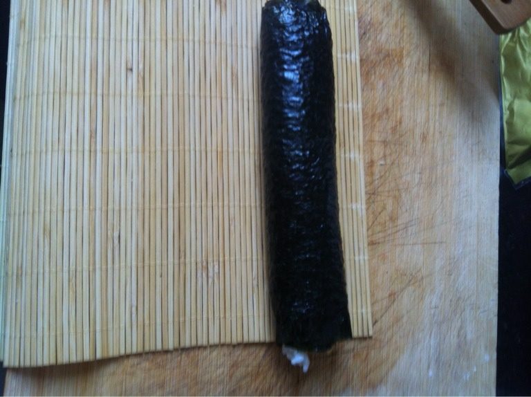 寿司,卷的时候稍用力卷紧
