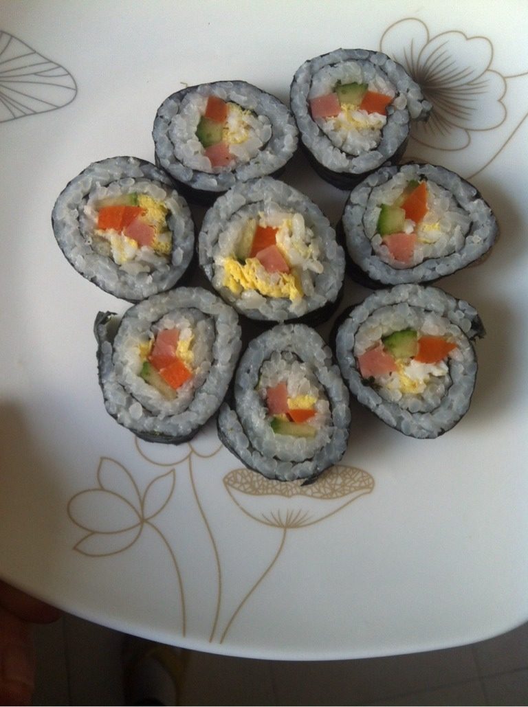 寿司,用寿司刀切好摆盘