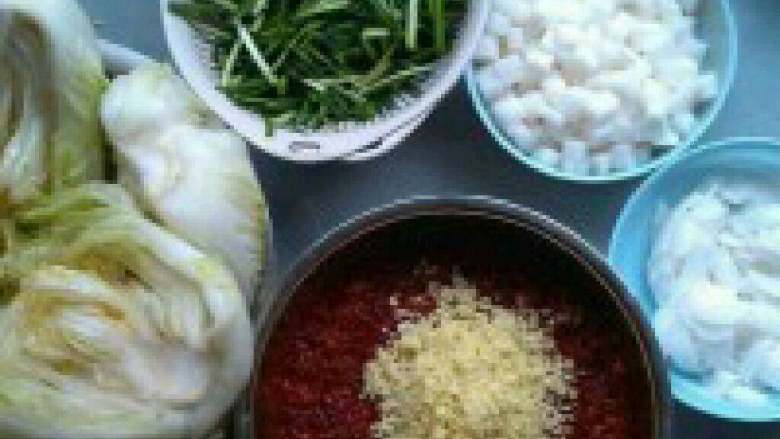 自制【韩国泡菜】,<a style='color:red;display:inline-block;' href='/shicai/ 113'>大白菜</a>切开,用盐水泡软,大概 需要十小时,然后捞出控干水。
