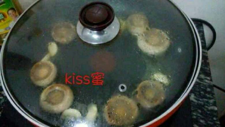 蒜香煎蘑菇,盖上盖子慢慢煎至熟,期间可以用筷子搅动下,不要让蘑菇内的汁倒了哦, 这样就熟啦!