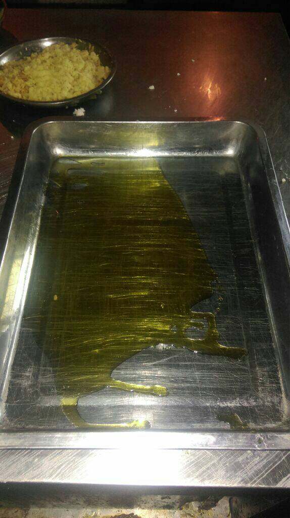 清蒸豆腐糕,准备一个托盘,放入油,