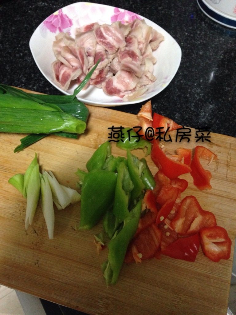 家常回锅肉,如图将所有食材洗净，切好，备用。