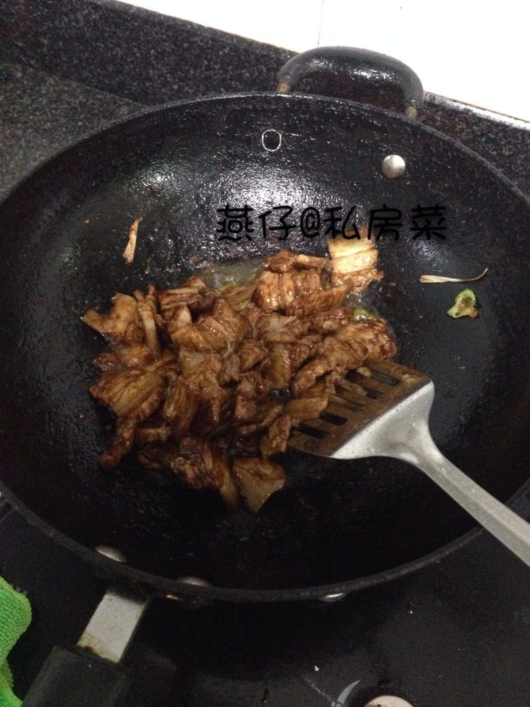 家常回锅肉,如图锅里倒入少量油，放入蒜白，炒香，再倒入五花肉翻炒一下，再加入<a style='color:red;display:inline-block;' href='/shicai/ 712'>甜面酱</a>翻炒。