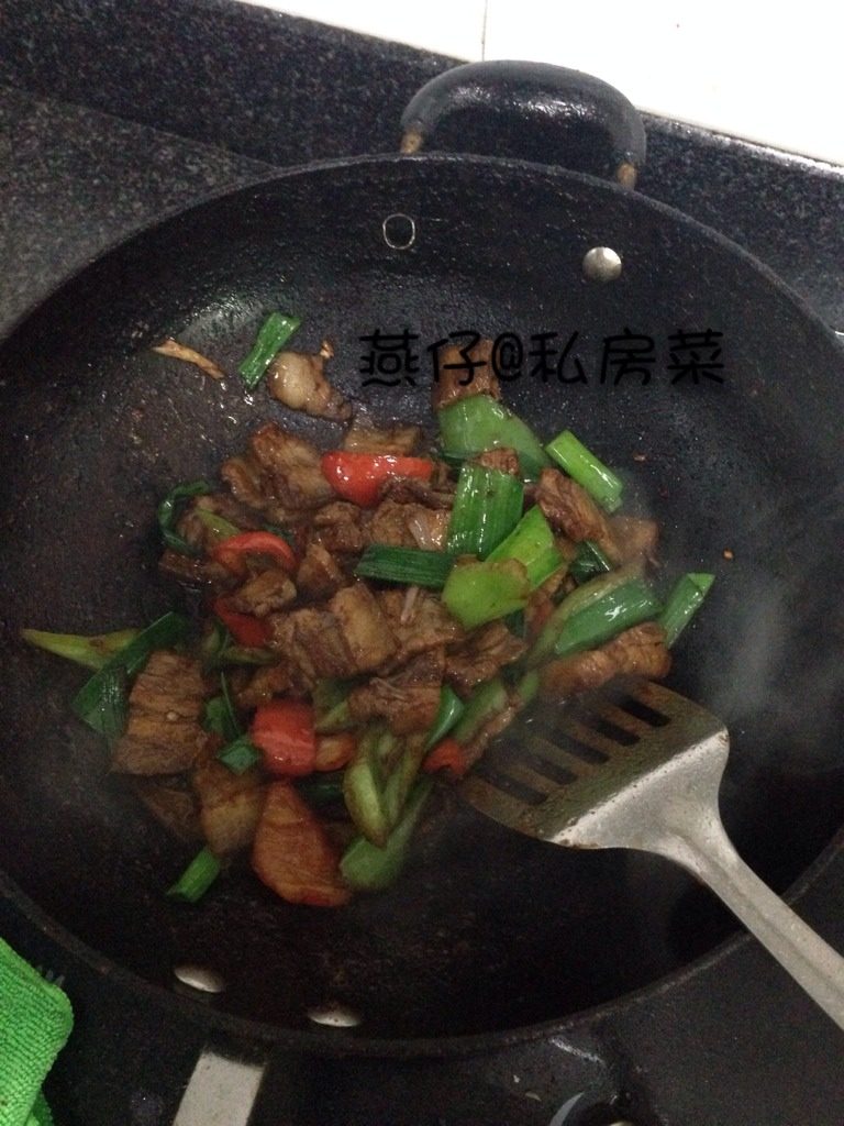 家常回锅肉,如图最后放入青红椒继续翻炒，起锅前放入适量盐，<a style='color:red;display:inline-block;' href='/shicai/ 3348'>青蒜</a>翻炒出锅，即可。