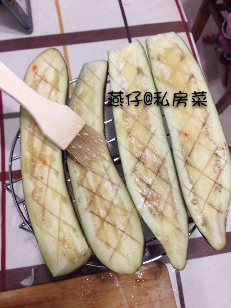 微波蒜蓉烤茄子,如图<a style='color:red;display:inline-block;' href='/shicai/ 58'>茄子</a>洗净,对半切开,用刀划上几道,刷上花生油。