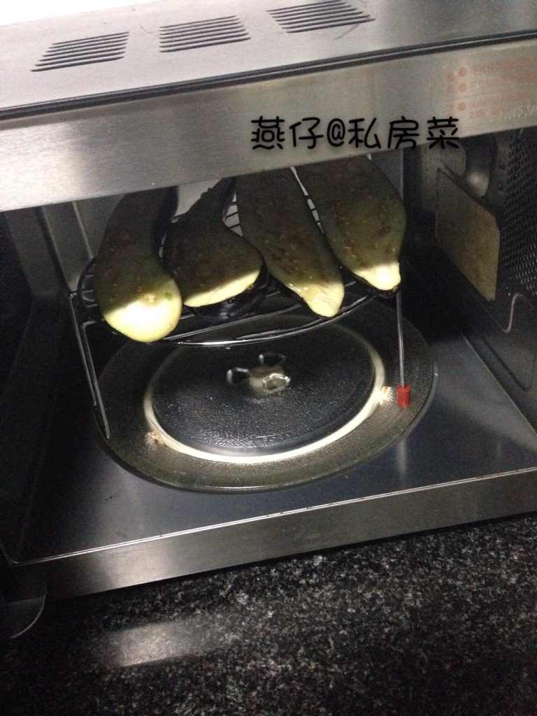 微波蒜蓉烤茄子,如图放入微波炉里,按烧烤档,先烤上十分钟,软化茄子。