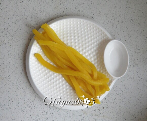 基础寿司,买来的寿司大根条,没有可用胡萝卜代替。
