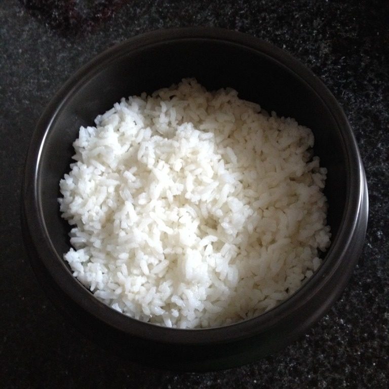 石锅拌饭,石锅内刷油,把<a style='color:red;display:inline-block;' href='/shicai/ 507'>米饭</a>装入石锅