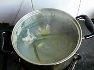 养生素什锦火锅,
腿骨洗净入汤锅中加入葱姜,当归,人参片,料酒小伙炖煮成为高汤备用。