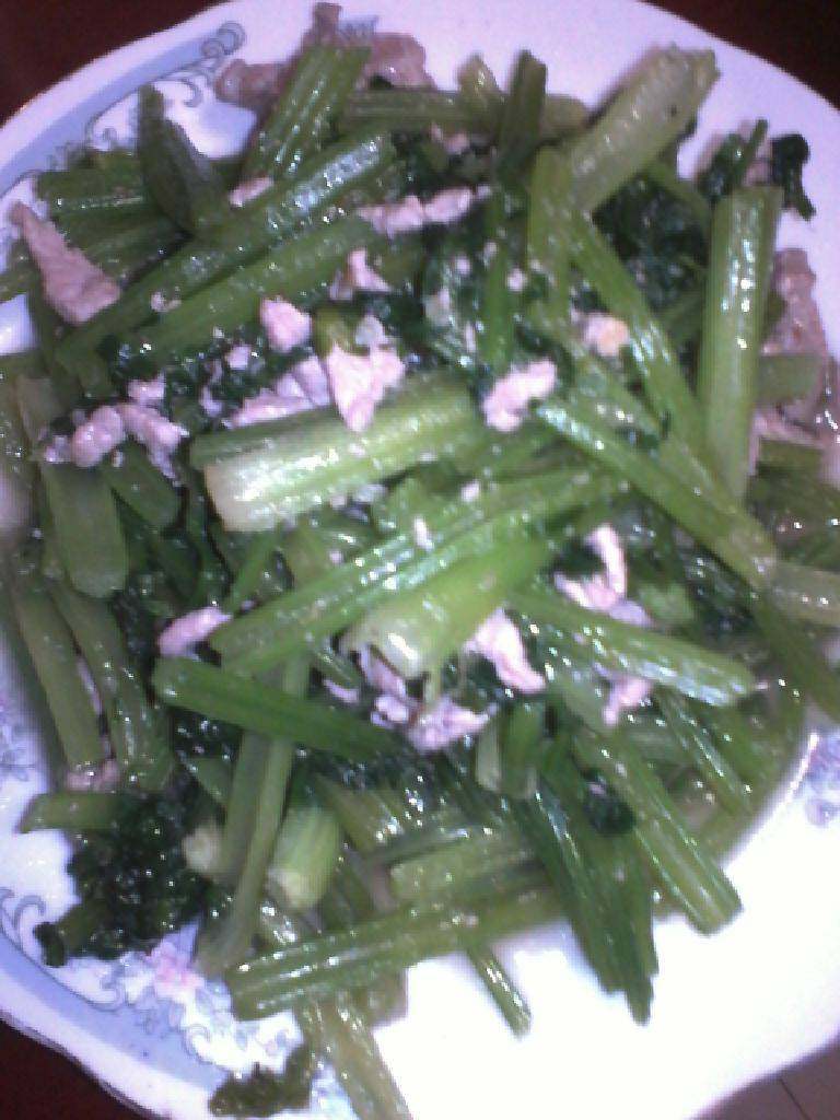 芹菜炒肉丝,另拿炒锅，油热放芹菜断炒至断生，放炒好的<a style='color:red;display:inline-block;' href='/shicai/ 4613'>肉丝</a>，继续炒熟放盐，味道盛盘