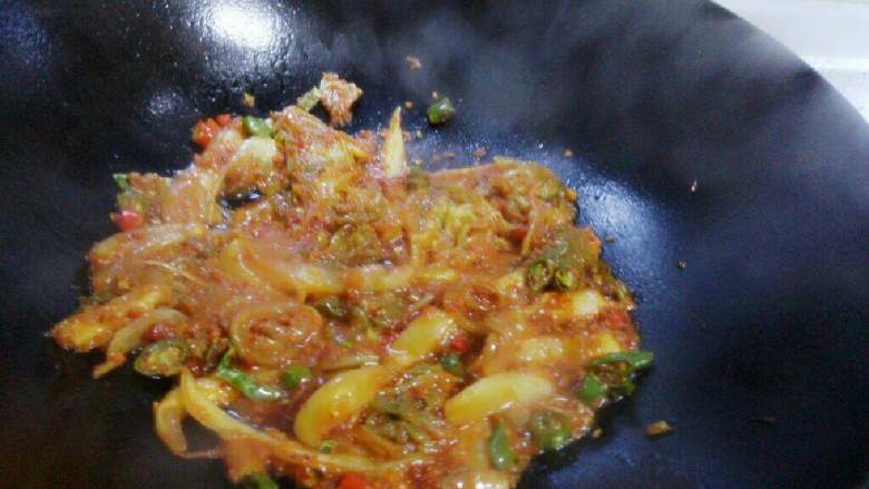 辣白菜豆腐汤,然后加入辣白菜,翻炒均匀后,加入韩式辣椒酱炒匀。