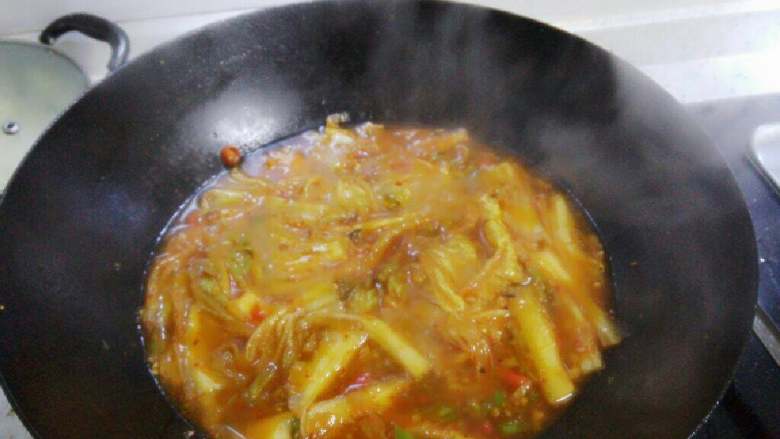 辣白菜豆腐汤,加入半锅水,搅拌均匀。