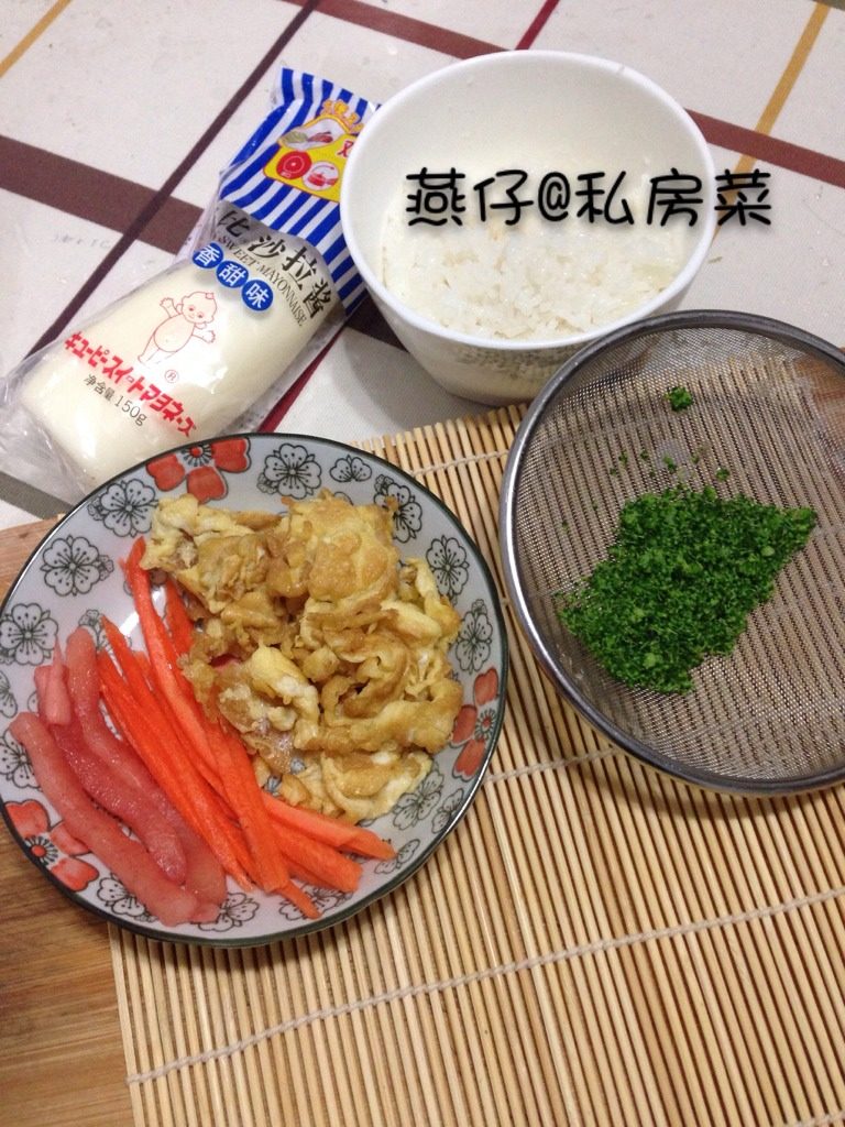 西兰花寿司,如图将所有食材准备好。