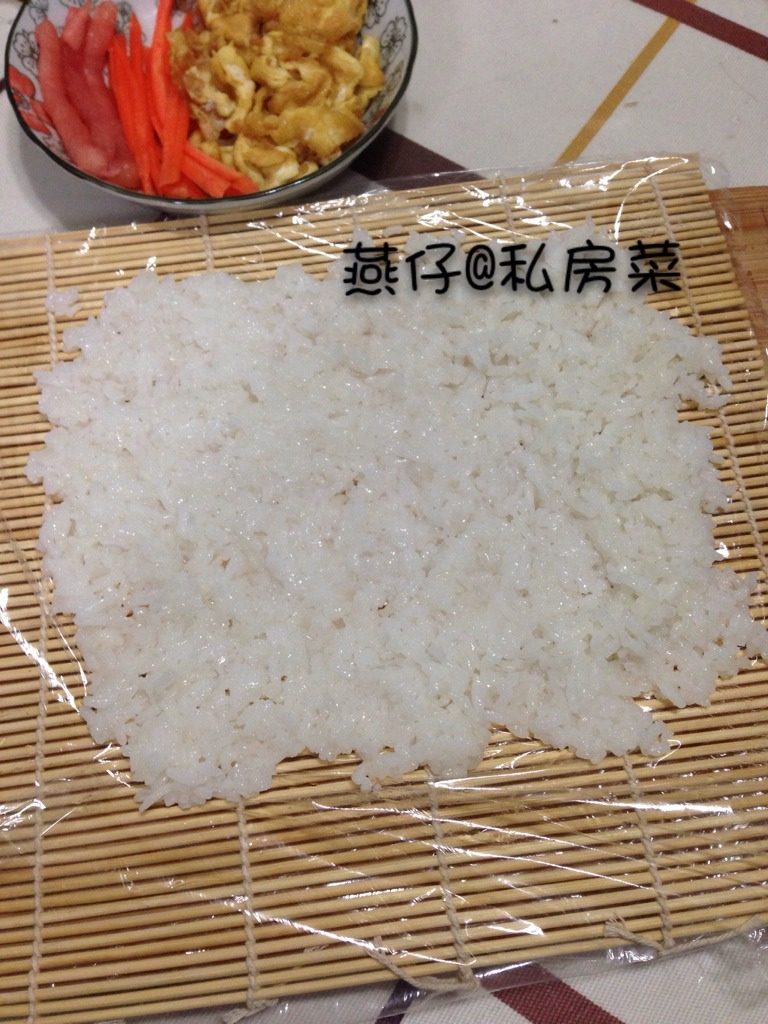 西兰花寿司,如图<a style='color:red;display:inline-block;' href='/shicai/ 507'>米饭</a>加入适量<a style='color:red;display:inline-block;' href='/shicai/ 4734'>寿司醋</a>，搅拌均匀，铺在寿司席上。