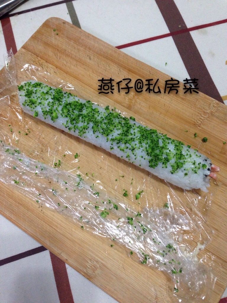西兰花寿司,如图最后卷起来,再面上抹上西兰花末,切块即可。