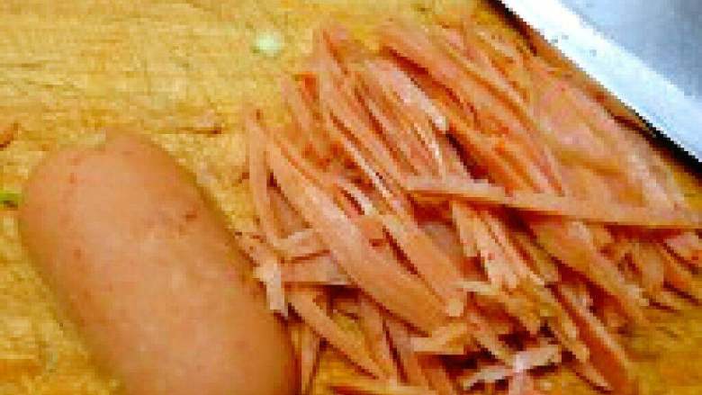 土豆饼,<a style='color:red;display:inline-block;' href='/shicai/ 438'>火腿</a>切丝备用
