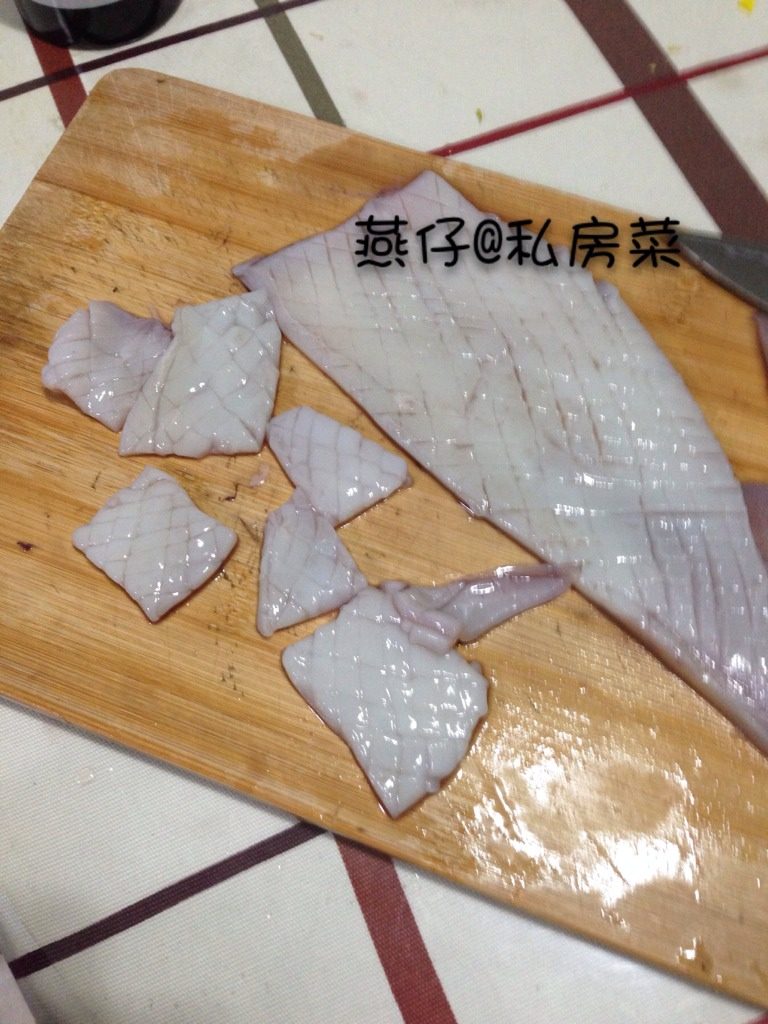 彩椒炒鱿鱼,如图<a style='color:red;display:inline-block;' href='/shicai/ 345'>鱿鱼</a>洗净，切花刀，再切块。