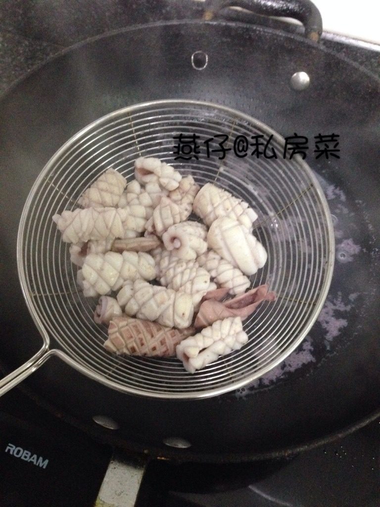 彩椒炒鱿鱼,如图下锅焯水，让鱿鱼漂亮的卷起来。
