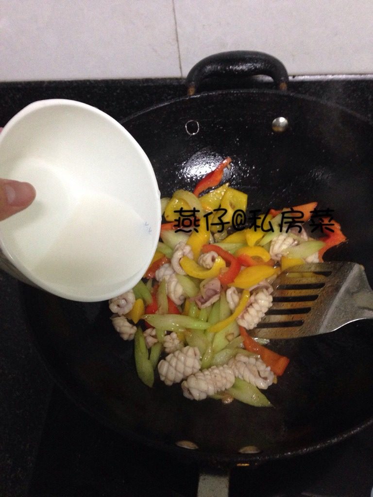 彩椒炒鱿鱼,如图最后倒入水淀粉，盐，味精，快速翻炒一下，出锅即可。