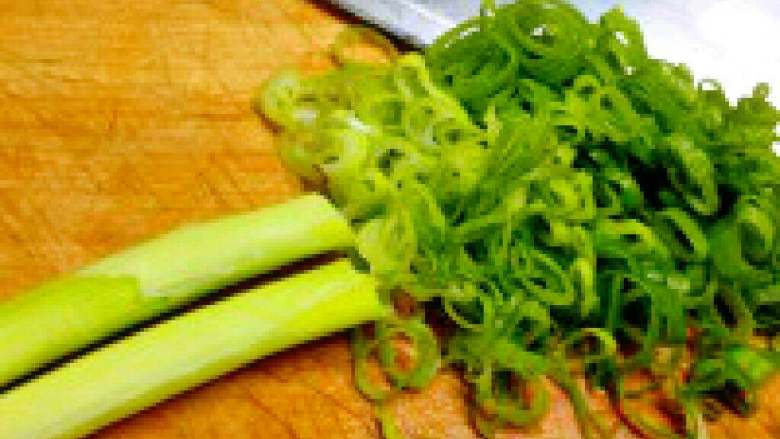 土豆饼,<a style='color:red;display:inline-block;' href='/shicai/ 138'>大葱</a>切末备用