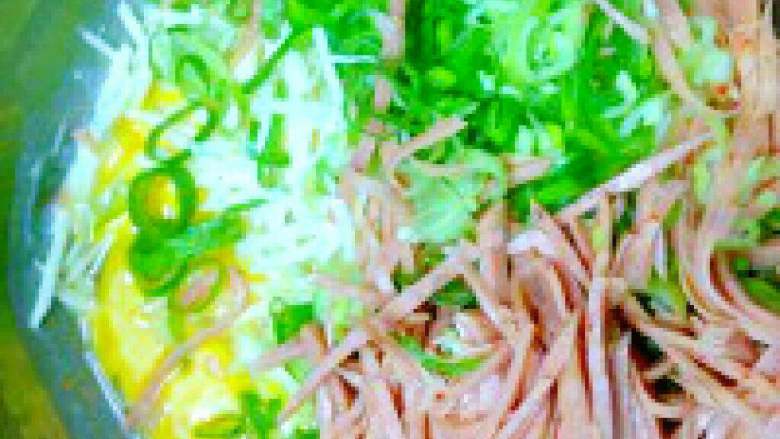 土豆饼,将所有土豆丝，大葱末，火腿丝，<a style='color:red;display:inline-block;' href='/shicai/ 9'>鸡蛋</a>，{<a style='color:red;display:inline-block;' href='/shicai/ 519'>面粉</a>，淀粉}2:1，盐，<a style='color:red;display:inline-block;' href='/shicai/ 720'>胡椒粉</a>，<a style='color:red;display:inline-block;' href='/shicai/ 813'>鸡粉</a>放入盆中