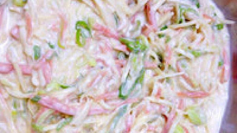 土豆饼,加水拌制成面糊