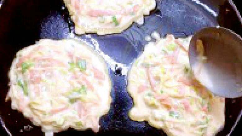 土豆饼,电饼铛加热放入少许橄榄油煎制