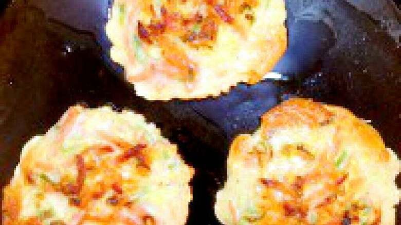 土豆饼,两面上色即可