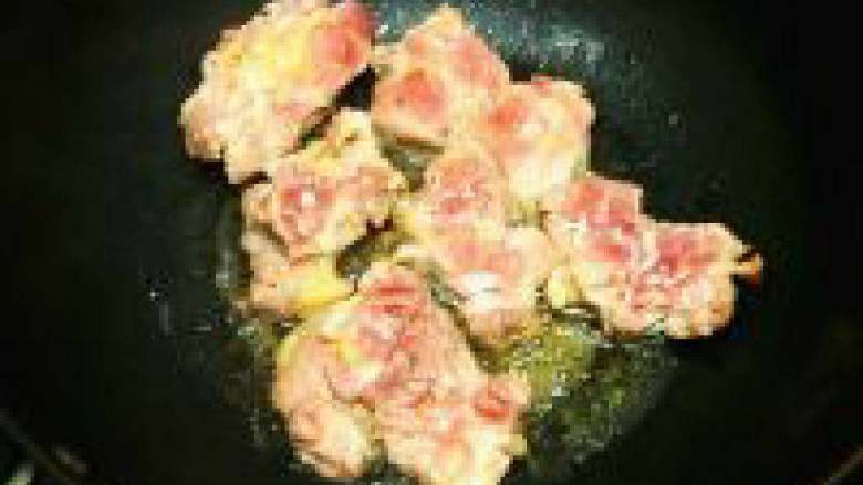 日式照烧鸡腿,不一会鸡腿煎出很多油了,所以根本不用加油的