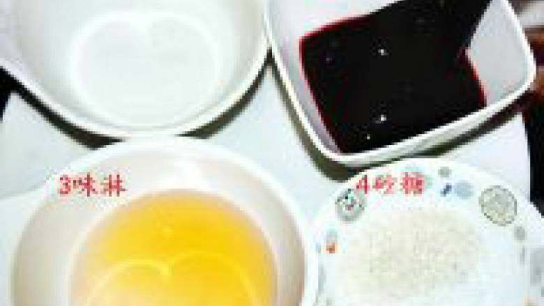 日式照烧鸡腿,准备好4种调料,像我这么大小分量的鸡腿,差不多各三大勺就够了,砂糖则是1小匙(看材料多少同比例去配就对了)